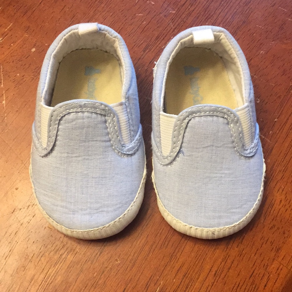 Adorable 6-12m slip on crib shoes